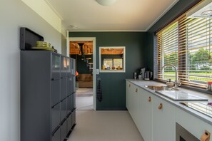 Een koelkast, een microgolfoven, een oven, een kookplaat