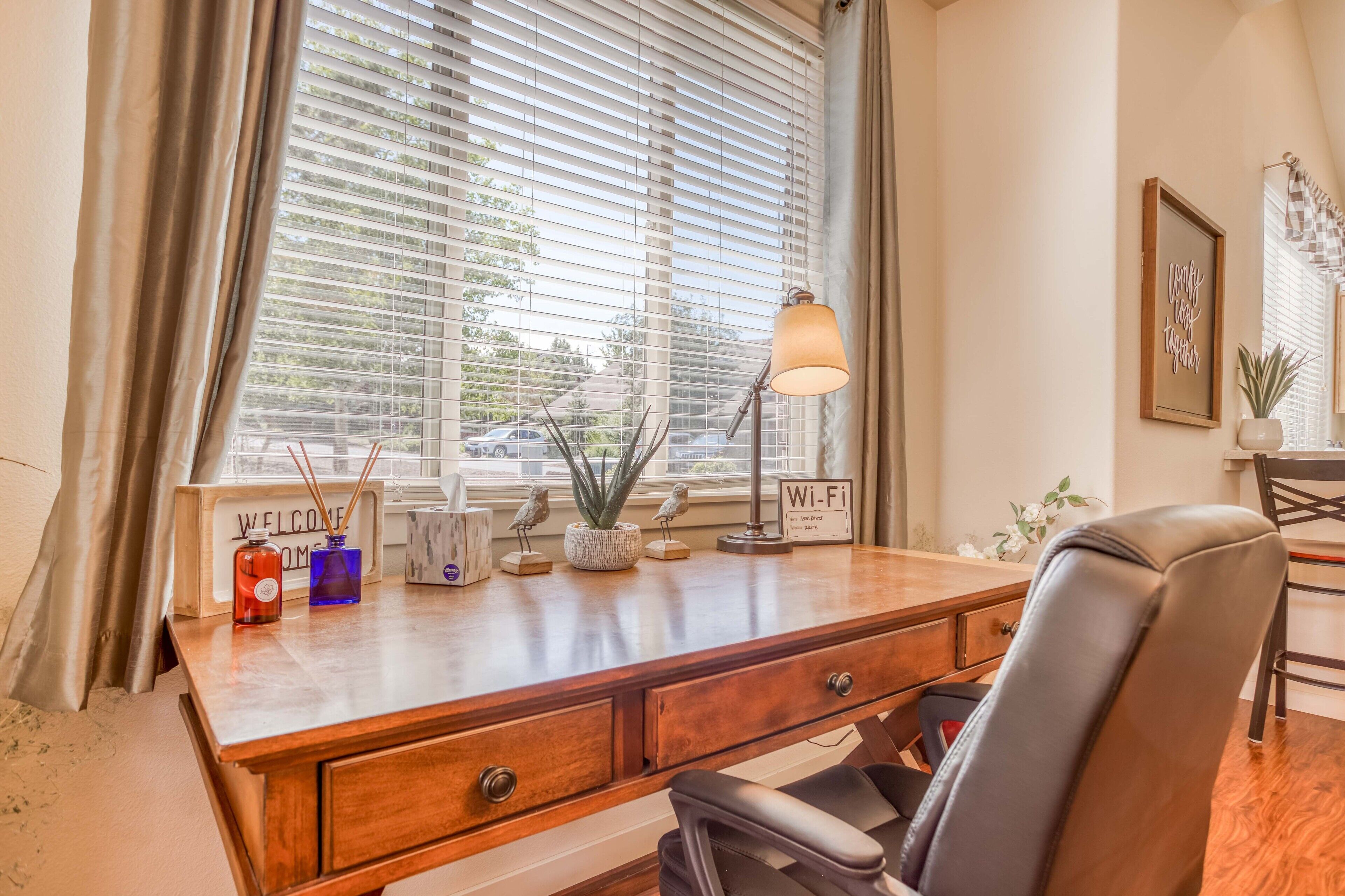 Pet-Friendly Smart Modern Townhome - Eagle Crest Resort Passes! Pools, Spa, Golf