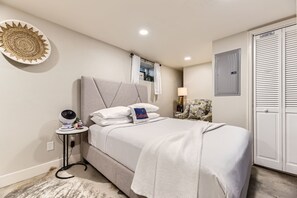 2 makuuhuonetta, työpöytä, silitysrauta/-lauta, ilmainen Wi-Fi