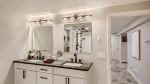 Kylpyamme, hiustenkuivaaja, pyyhkeet, saippua