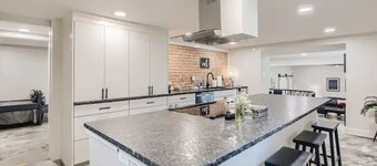 Historic Madison House: Stylish 2BR Couples Haven Near Downtown Colorado Springs