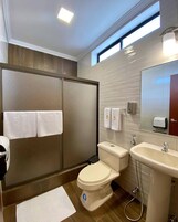 Ducha, toallas, jabón, shampoo