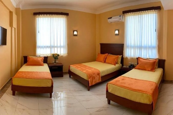 Escritorio, wifi gratis y ropa de cama