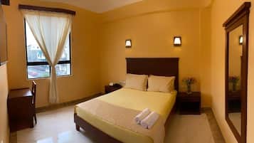 Escritorio, wifi gratis y ropa de cama