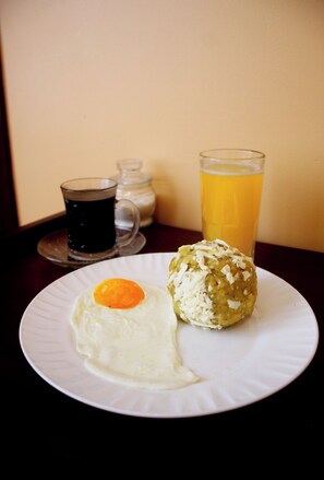 Daily cooked-to-order breakfast (USD 3.00 per person)