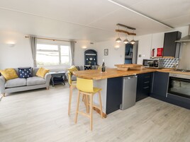 Geladeira, lava-louças, chaleira elétrica