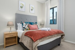 2 bedrooms, iron/ironing board, WiFi, bed sheets - Modern 2 Bedroom Axis Apartment | Balcony (Cape Town)
