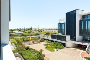 Property grounds - Modern 2 Bedroom Axis Apartment | Balcony (Cape Town)