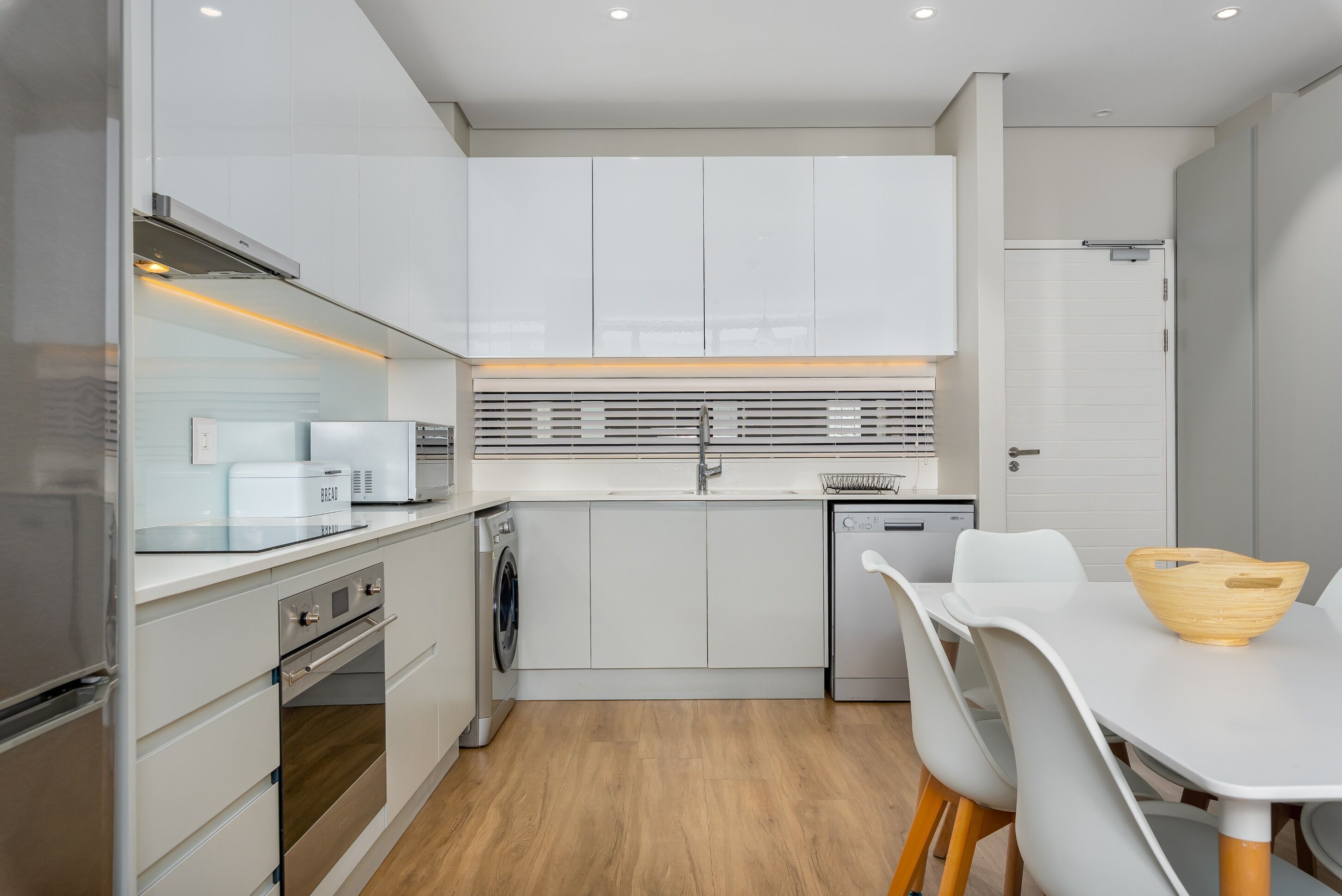 ثلاجة، ميكروويف، فرن، موقد طهي مسطح