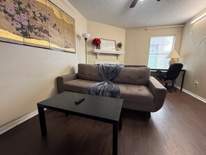 Smart TV, fireplace - The Sweet Spot: Cozy & Cute 2BR/ 2BA in Asiantown (Houston)