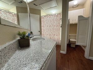 Combined shower/bathtub, hair dryer, towels, shampoo - The Sweet Spot: Cozy & Cute 2BR/ 2BA in Asiantown (Houston)