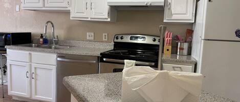 Refrigerador, microondas, horno, placa de cocina
