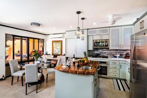 Een koelkast, een magnetron, een oven, een kookplaat