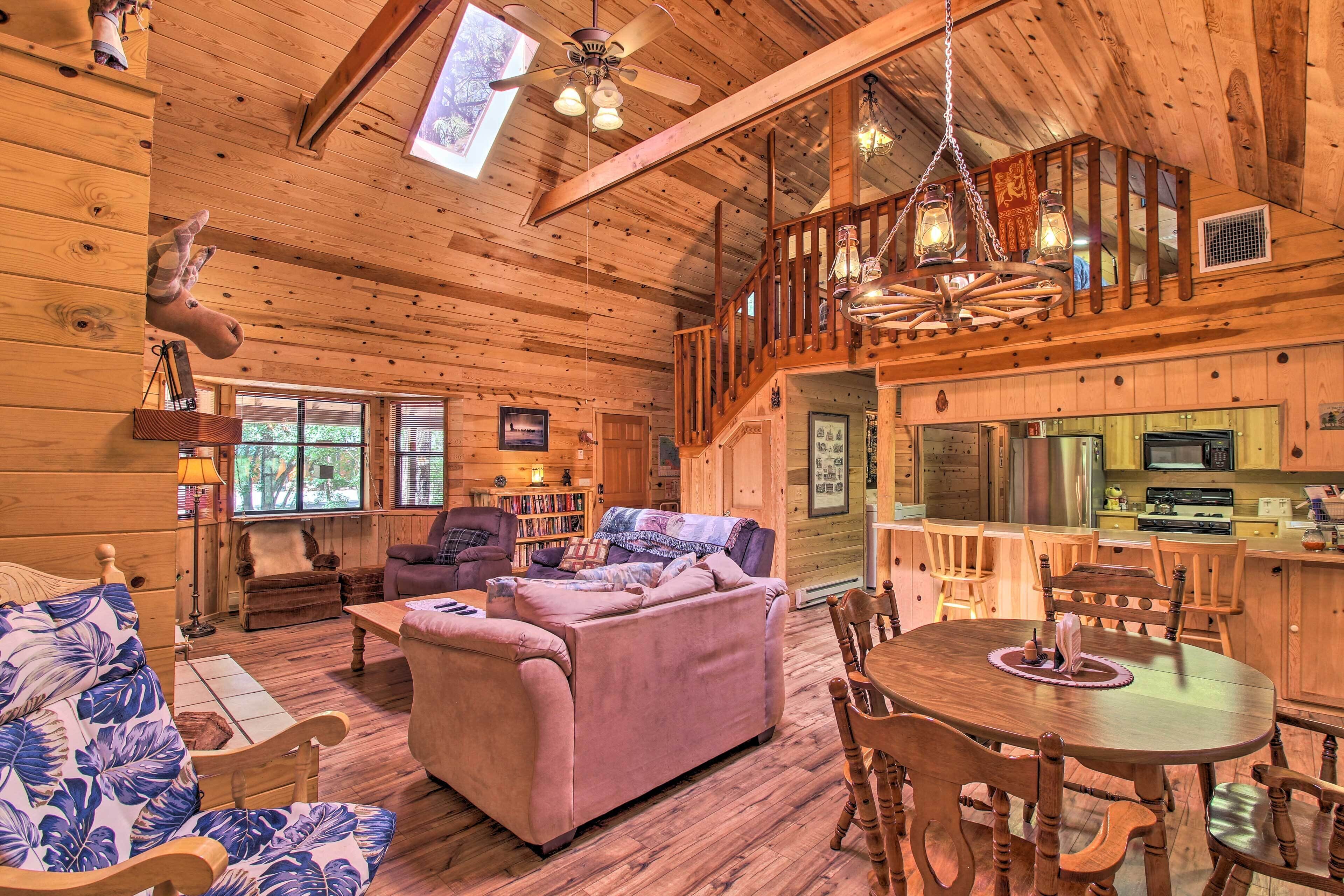 Pinetop Cabin + Deck & Treehouse: Hike & Golf