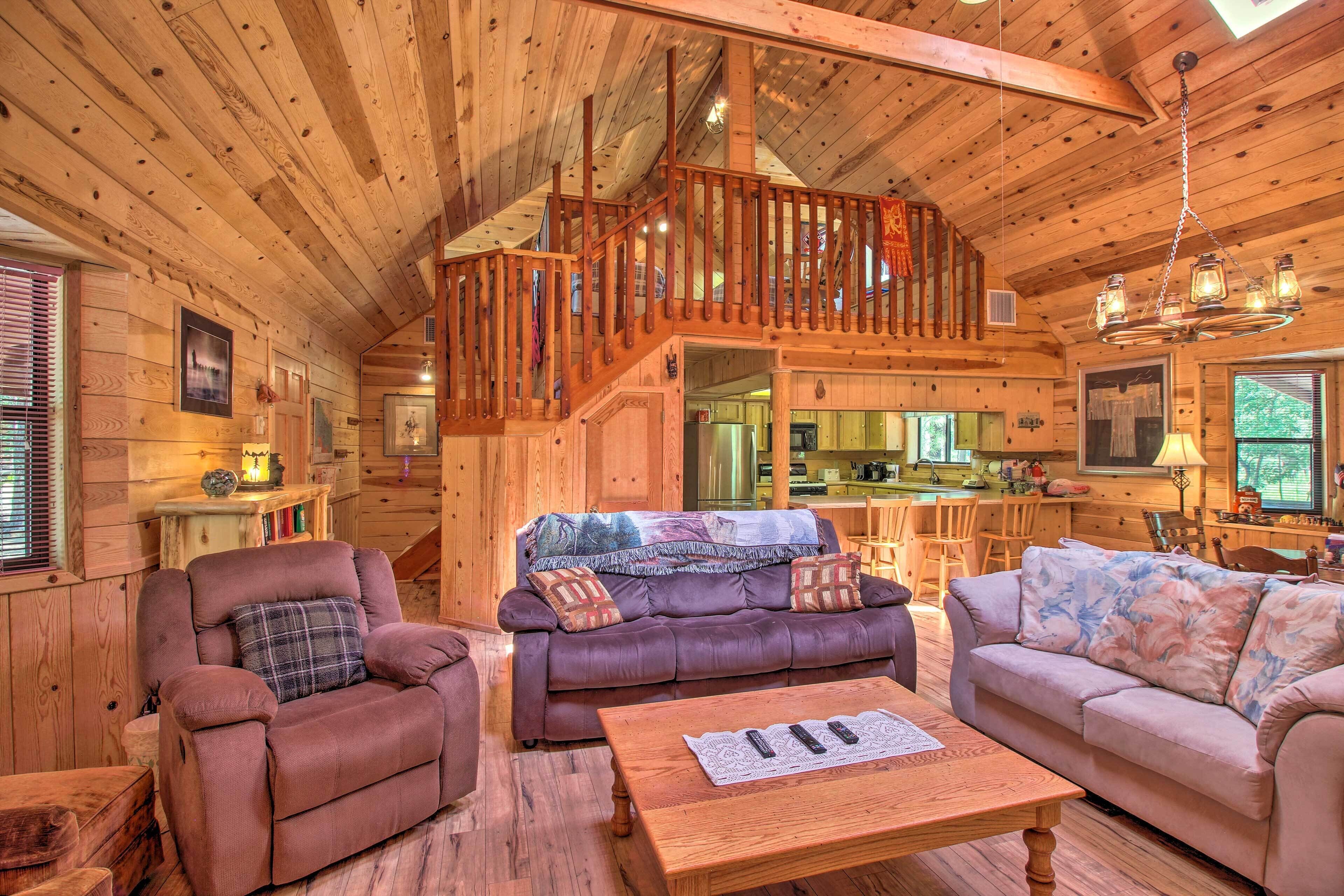 Pinetop Cabin + Deck & Treehouse: Hike & Golf