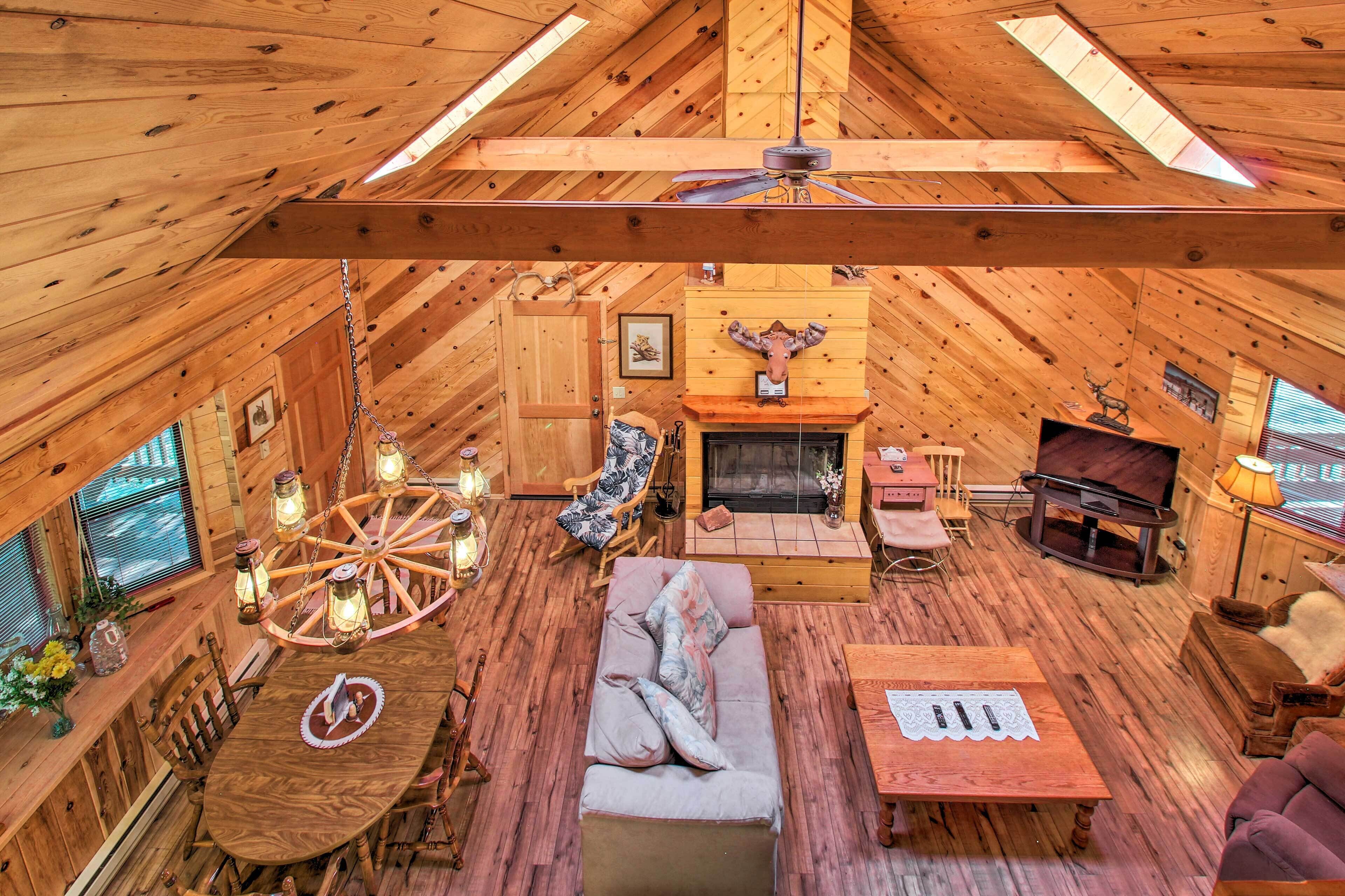 Pinetop Cabin + Deck & Treehouse: Hike & Golf