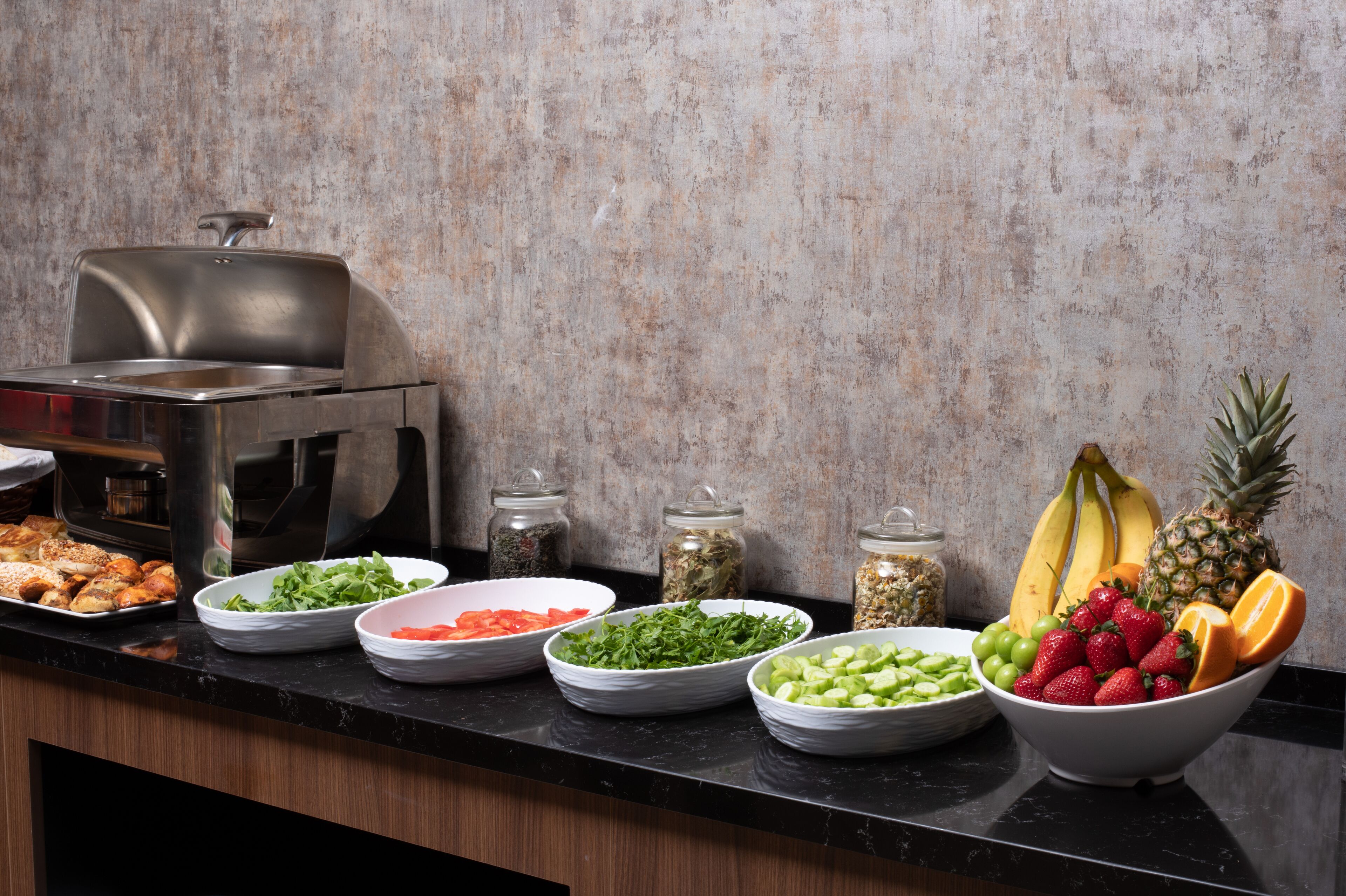 Un buffet proposant une variété de plats et d'accompagnements.