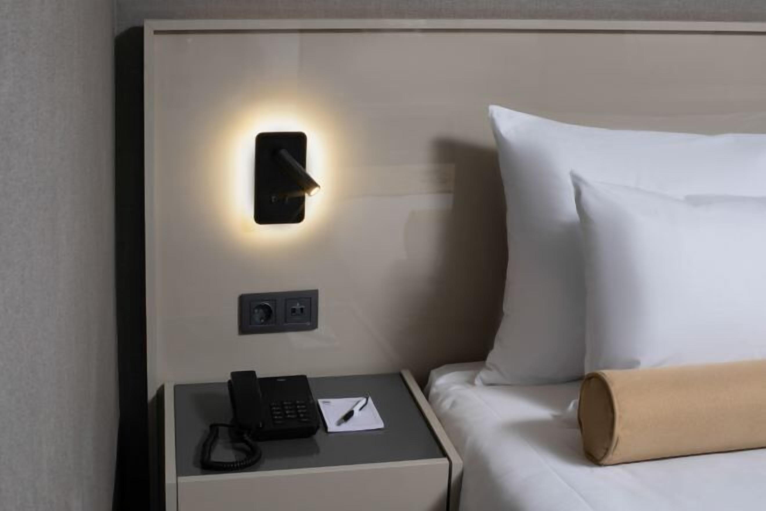 Ylelliset vuodevaatteet, minibaari, tallelokero huoneessa, työpöytä