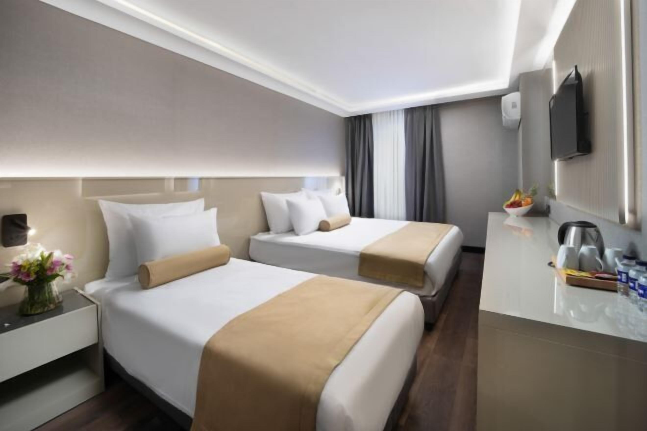 Ylelliset vuodevaatteet, minibaari, tallelokero huoneessa, työpöytä