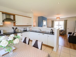 Fridge, dishwasher, electric kettle, toaster - 4 The Cloisters (Bushmills)