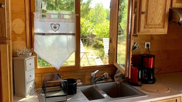 Fridge, microwave, oven, coffee/tea maker