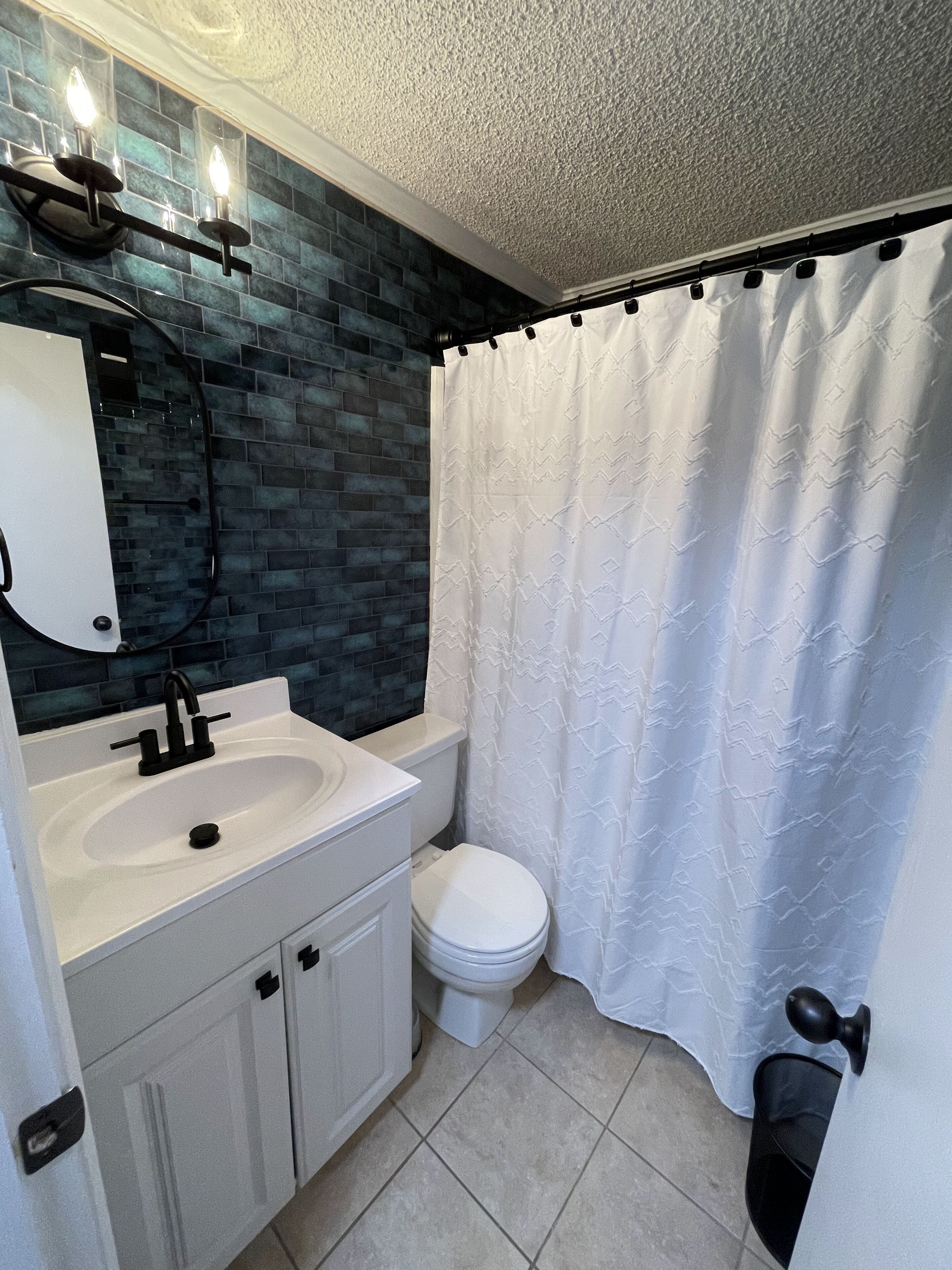 Bañera con ducha, toallas