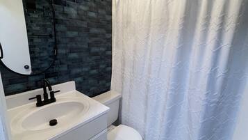 Bañera con ducha, toallas