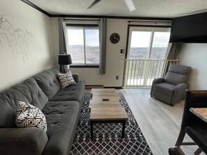 TV, fireplace - Top floor Ski-in/Ski-out 1 br at Snowshoe Mountain Lodge w/ NEW private balcony! (Snowshoe)