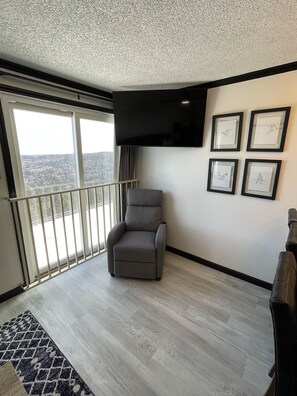 TV, fireplace - Top floor Ski-in/Ski-out 1 br at Snowshoe Mountain Lodge w/ NEW private balcony! (Snowshoe)