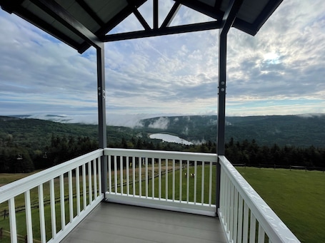 Property grounds. Top floor Ski-in/Ski-out 1 br at Snowshoe Mountain Lodge w/ NEW private balcony!