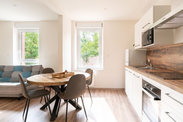 Een koelkast, een microgolfoven, een oven, een vaatwasser