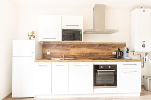 Een koelkast, een microgolfoven, een oven, een vaatwasser