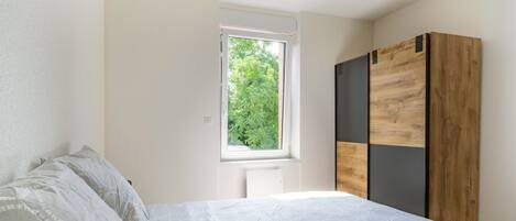 2 bedrooms, iron/ironing board, bed sheets