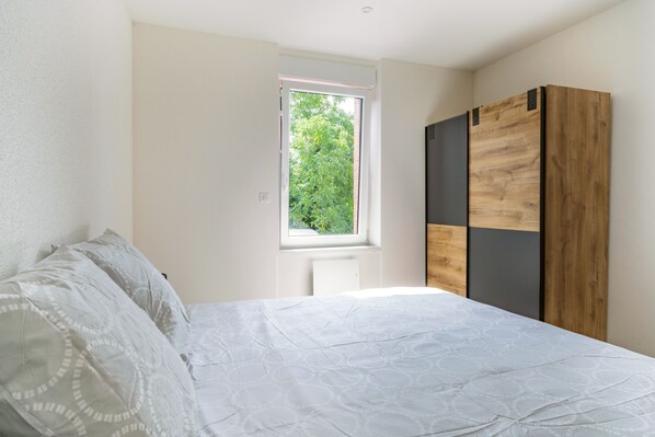 2 slaapkamers, een strijkplank/strijkijzer, beddengoed