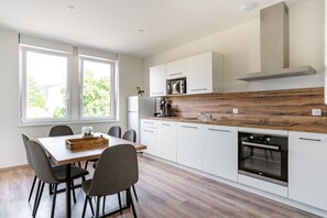 Een koelkast, een microgolfoven, een oven, een vaatwasser