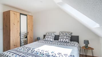 2 habitaciones, tabla de planchar con plancha y ropa de cama