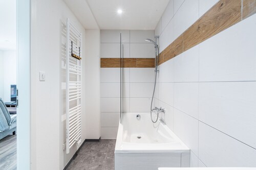 Gemütlich 6 - Two Bedroom Apartment, Sleeps 4