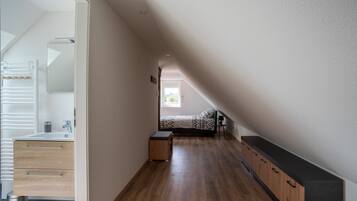 1 habitación, tabla de planchar con plancha y ropa de cama