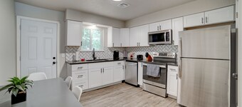 2-BR Restful Stay in a Redesigned Home Near The Momentary & 8th Street Market