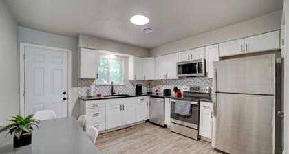 2-BR Restful Stay in a Redesigned Home Near The Momentary & 8th Street Market