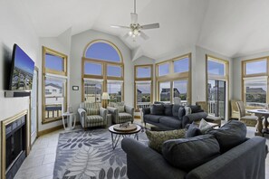 Smart TV, lettore DVD, tavolo da calcetto, libri