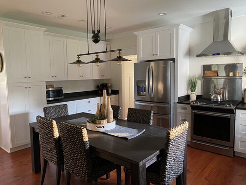 The family friendly, easily accessible new Peacefulside Retreat!