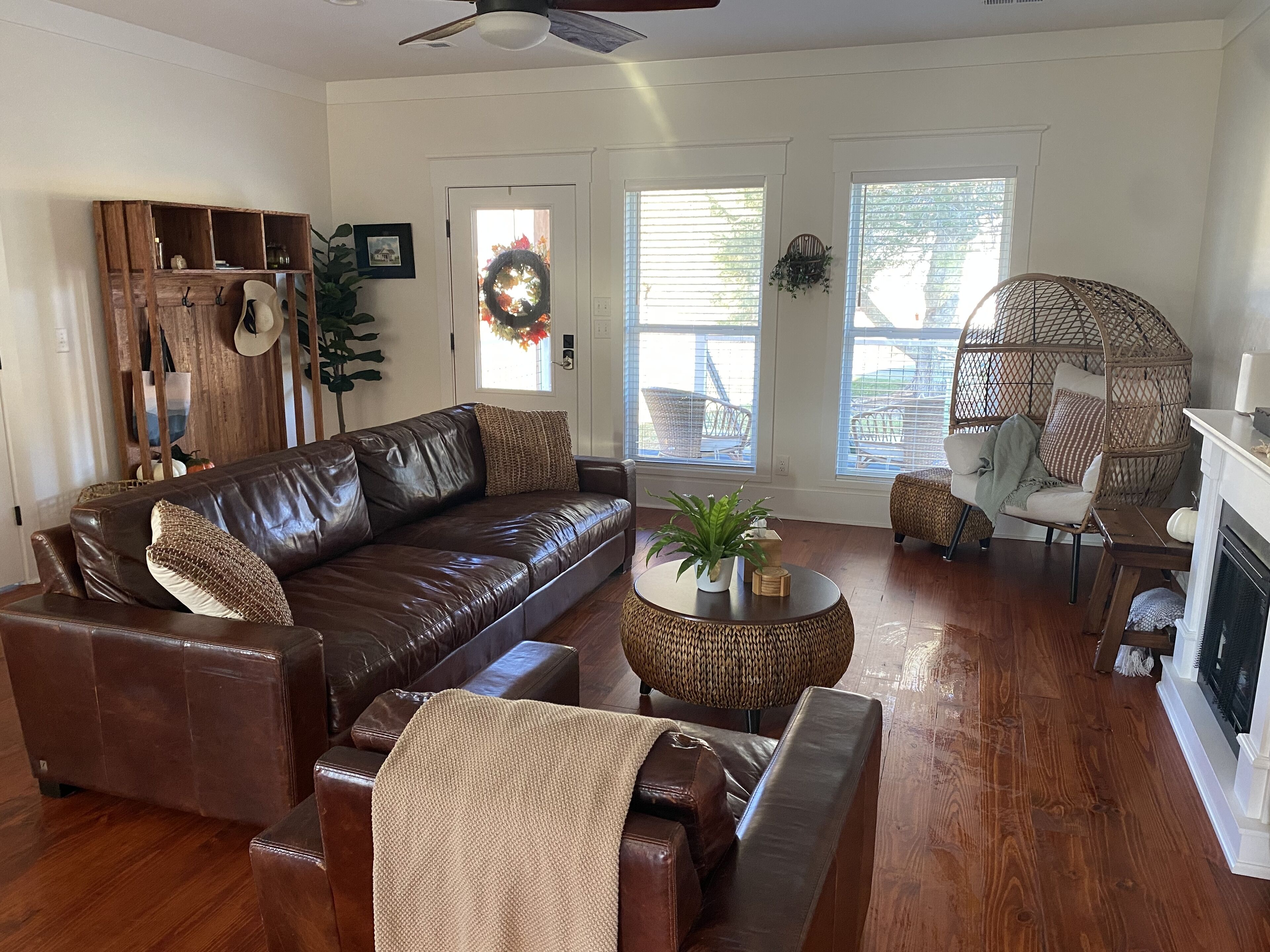 TV connectée, cheminée, livres