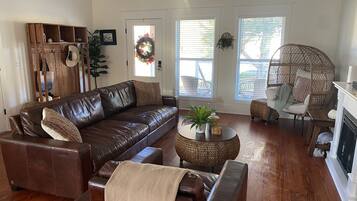 TV connectée, cheminée, livres