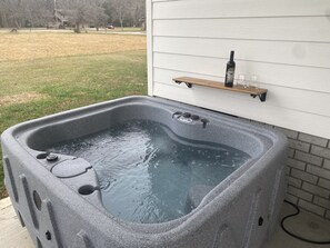 Outdoor spa tub - The family friendly, easily accessible new Peacefulside Retreat! (Townsend)