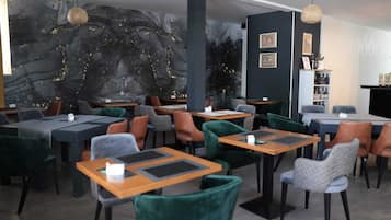 18 間餐廳,供應早餐、午餐和晚餐,義大利料理