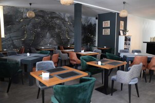 18 restaurants, breakfast, lunch, dinner served; Italian cuisine