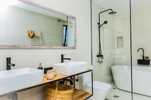 Bañera, secador de pelo, toallas y champú