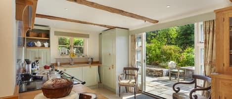 Micro-ondes, four, lave-vaisselle, tables Ă manger