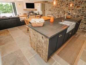 Refrigerador, lavavajillas, tetera/pava eléctrica, tostadora